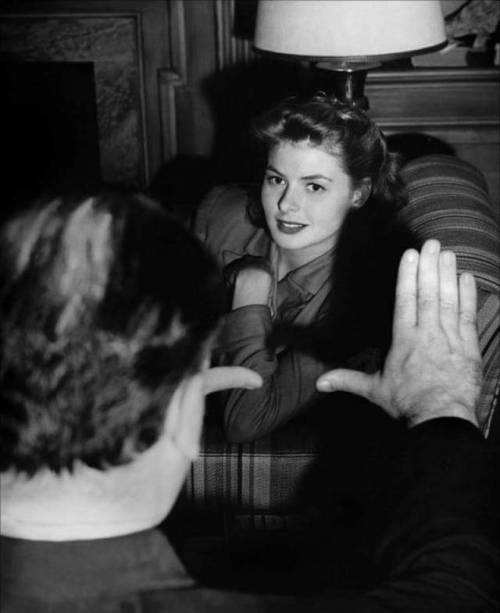 sweetheartsandcharacters:Alfred Hitchcock directs Ingrid Bergman on the set of “Spellbound&rdq