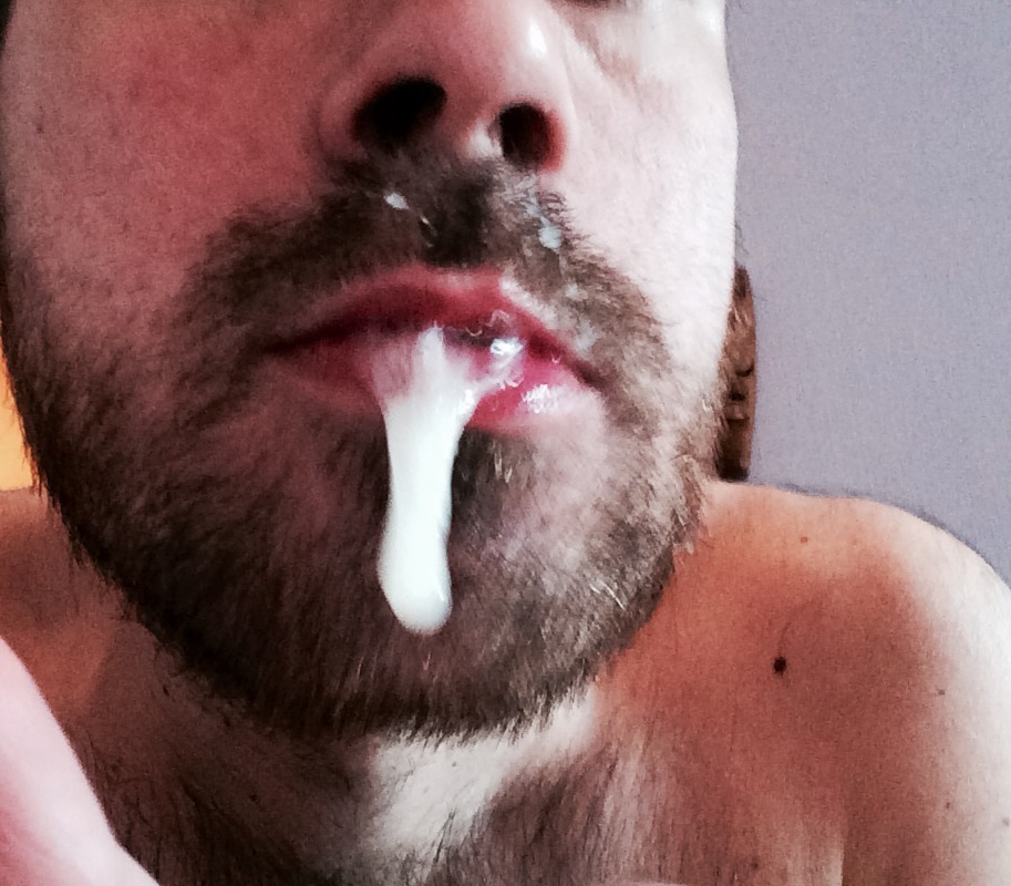 perrolamezapas:  Me mola tragar lefas de desconocidos.  I love swallow cum