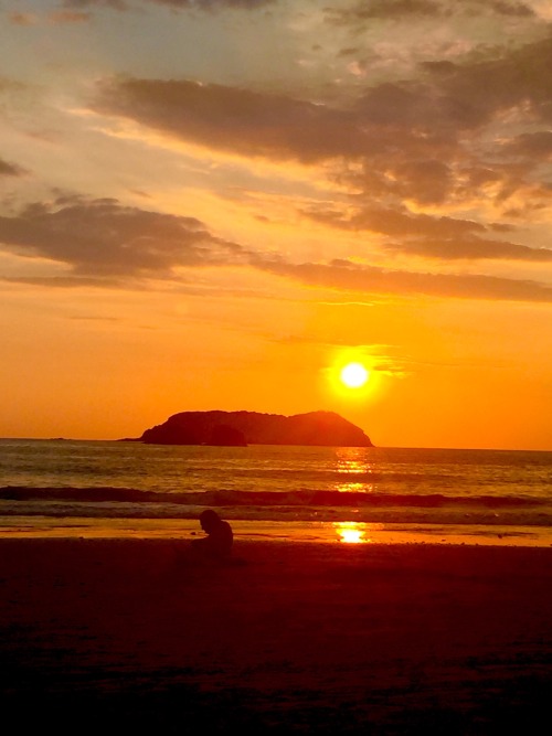 El cielo ardiendo Sky on fire @eatlovetravelcostarica Amazing sunset at Manuel Antonio, Costa Rica A