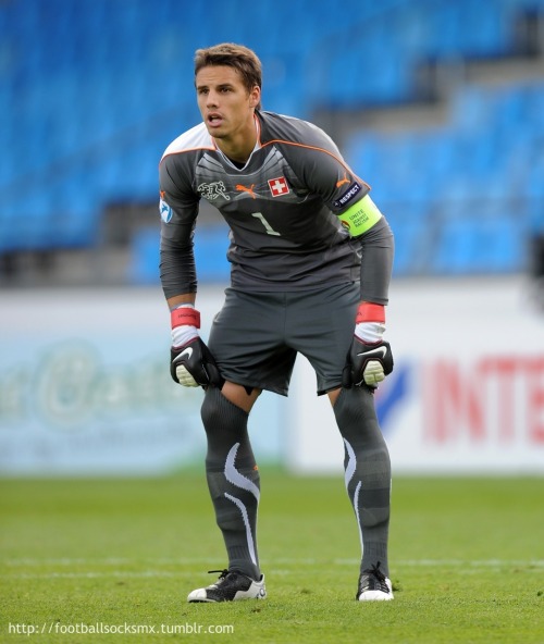 footballsocksmx:  Cute guy and his wonderful socks 
