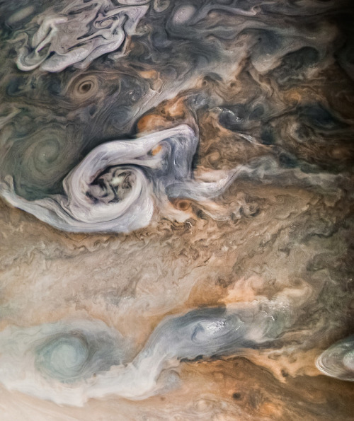 wonders-of-the-cosmos:Juno in Jupiter (the images that appear the juno probe is just an illustration