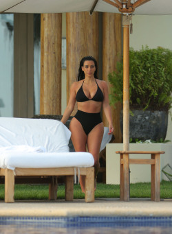 epicfemales:  Kim Kardashian