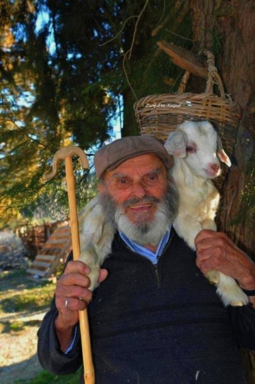 Lovely photos of elderly who never abandoned their village ❤️