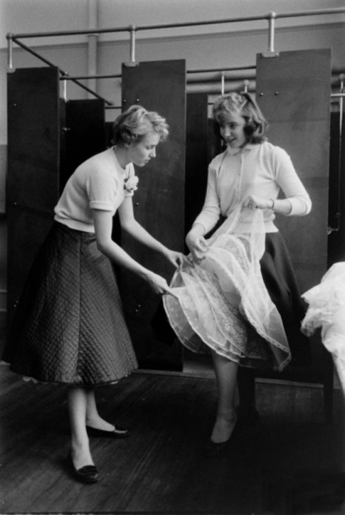 Buben geile MamasSie heben sich gegenseitig die gestärkten Petticoats hoch, es knistert nach Nylon.