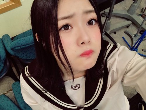 長谷川玲奈さんのツイート: 最近、制服まだいけるね！と言われますが、まだ学生です！女子高生です！！ LJK！！！です！！ ちなみに。(悲報かな！？) 風邪引きました✋ t.co/dxa