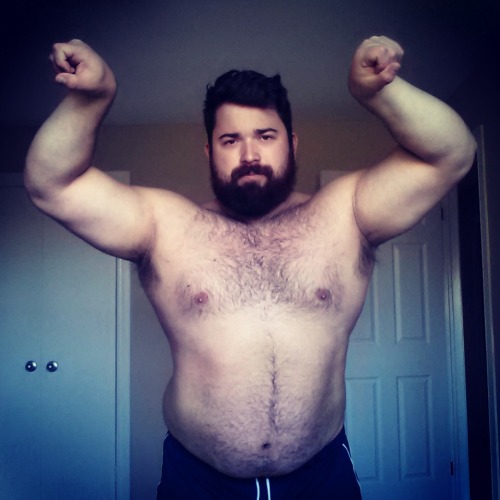 truenorthstrongfree:  Today I weighed in at 300lbs! Here’s my self congratulatory pose for the camera.  Congrats! Looking great.