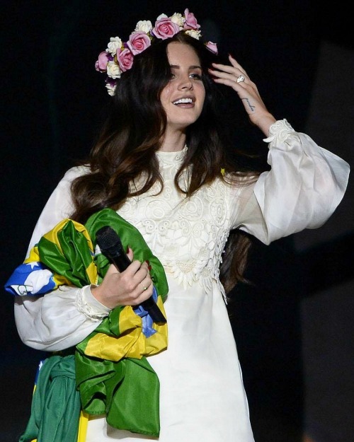 pinupgalore-lanadelrey:  Lana Del Rey performing in Sao Paulo, Brazil
