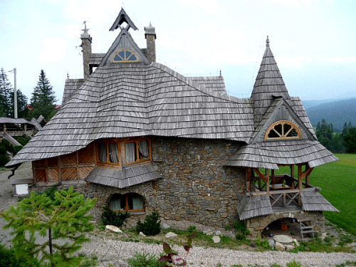 odditiesoflife:  Ten of the Best Storybook Cottage Homes Around the World These 10 fairy tale inspired cottages with their hand-made details call to mind the tales of the Brothers Grimm and other fantasy stories. All of these cottages are real-life homes