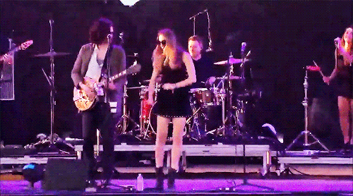 hhozier:hozier and este haim perform jungle love at coachella