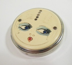 heckyeahvintagecompacts:The most adorable 1920’s flapper powder compact. Producer unknown.
