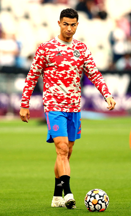 Cristiano Ronaldo warms up ahead of the match between West Ham United and Manchester United