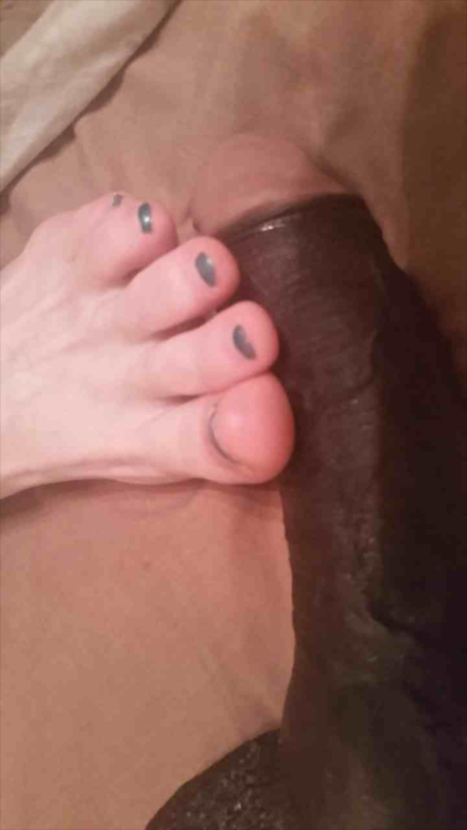blackmeatwhitefeet:  She knows how to milk that black dick with her soft white toes