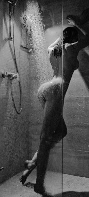 sweetthang9635:  lustfunlive:  carolinesfantasy: mmmmmmmmm  Shower?…😈💋