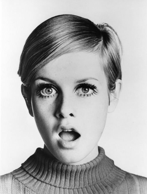  Twiggy poses for portraits during the filming of ‘Twiggy in Hollywood’ directed by Bert