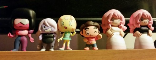 While I was out today I picked up some of Funko’s SU mystery minis at Gamestop. I got 6 and was lucky enough to get 6 different ones! I got a Garnet, Amethyst, Pearl, Steven, and two different Roses!  They’re actually much cuter in person!