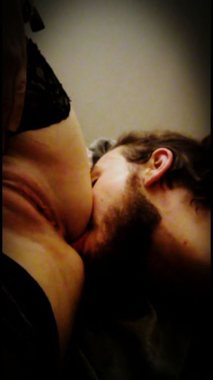 Est-ce que je peux lécher ton petit trou s’il te plaît 😇🙏🤪😛😝😜?