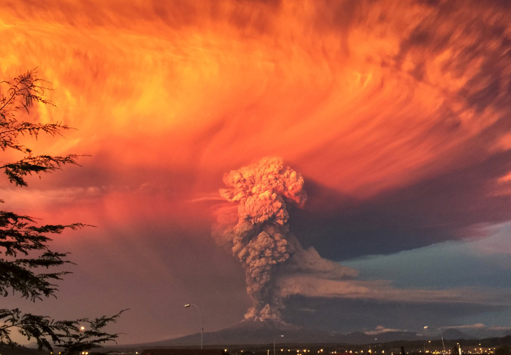 karlrincon:  Just wow!  An incredible photos of Chile’s Calbuco Volcano erupting. 
