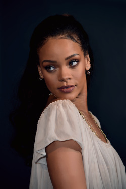gay4rihanna:  Rihanna at Vogue’s Party 