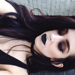 linaboogz:Look dead for being undead &amp; stuff💀 #limecrime #venus palette &amp; #blackvelvet on my face