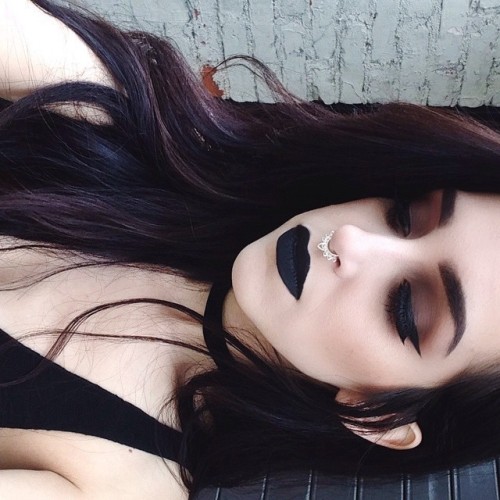 linaboogz:Look dead for being undead & stuff💀 #limecrime #venus palette & #blackvelvet on my face