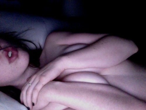 v-raecole:  i havent been fucked really hard in so long. i miss that feeling. feeling lonely tonight. 