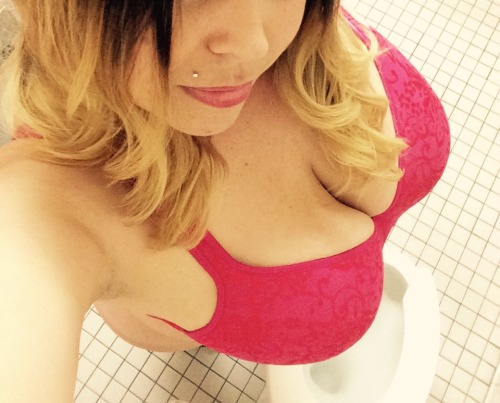 divathickness:  Lunch time fun.. 💋 #naughtygirl