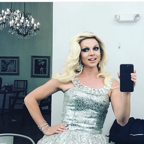 casa-delrio:  Ladies and gentlemen! A real living woman! 