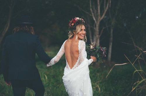 That backless wedding dress by @grace_loves_lace of this showstopping real bride Ashley ✨captured b