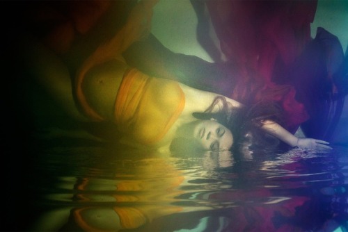 flyandfamousblackgirls:  Beyoncé’s underwater porn pictures