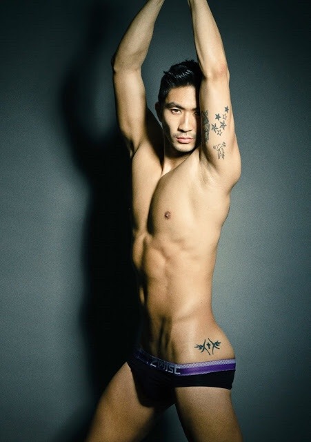 omgnakedmalecelebs:  Ronnie Woo from Logo’s ‘Food to get you Laid’…somehow