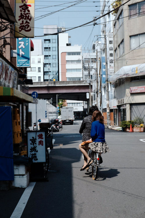 x-m1:  上野駅 自転車のカップルFUJIFILM X100S SUPER EBC FUJINON LENS 23mm F2 + TCL-X100Lightroom5, DxO FIlmpack4 Kodak Kodachrome™ 25 