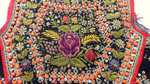 polishcostumes: Closeup of embroidery on the back of a bodice from the village of Zielonki, Kraków c