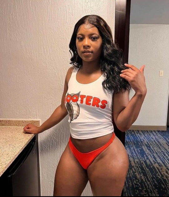 jamaicanrick75:mrcarr1969:#Hooters😍😍🍆
