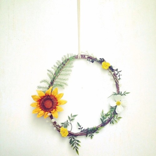 This handmade floral wreath by @found.and.feathers is an easy way to add a touch of #vintage inside 