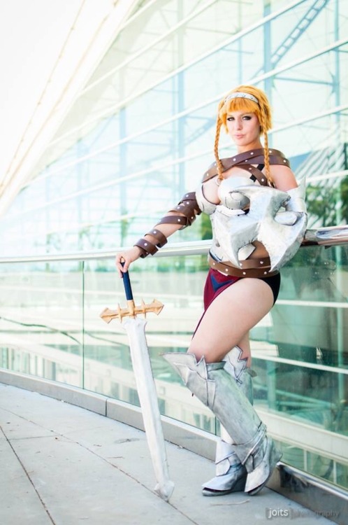 lisa-lou-who:  Leina of Queen’s Blade  Made almost entirely out of worbla and craft foam. Premiered at SDCC 2014  Photography by Joits: www.facebook.com/joitsphotography