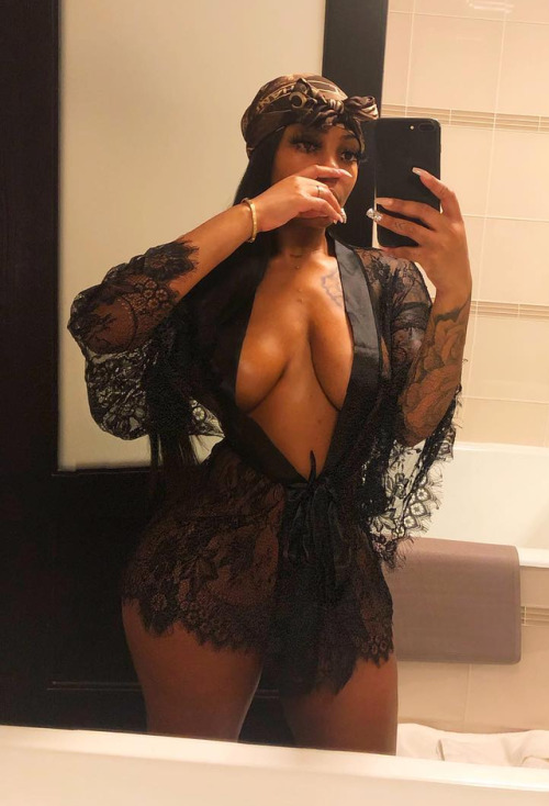 la-venere-nera:  Brittany Kay'e Height: 5 ft 10