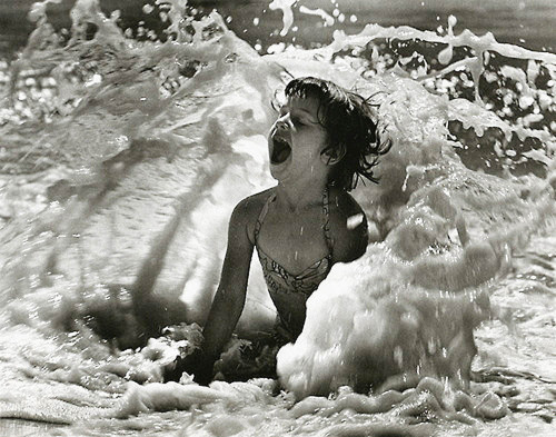 newyorkthegoldenage:  Girl in the surf, Jones Beach, 1951.Photo: Alfred Eisenstaedt via the Monroe Gallery