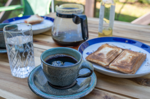 大分県九重への旅　その３朝ごはんはウッドデッキでコーヒーとトリュフオイルつきホットンサンドでした。トリュフを使うことで高級な気持ちになれたことは言うまでもありません。