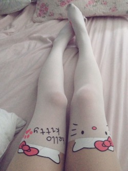 eikkibunny:  Hello kitty tights ♥️♥️ 