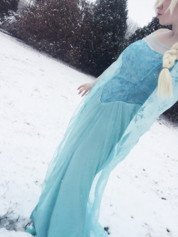 usatame:  Snow day? go out and play in cosplay of course…..lolHave some selfies of me as Elsa from yesterday~ 