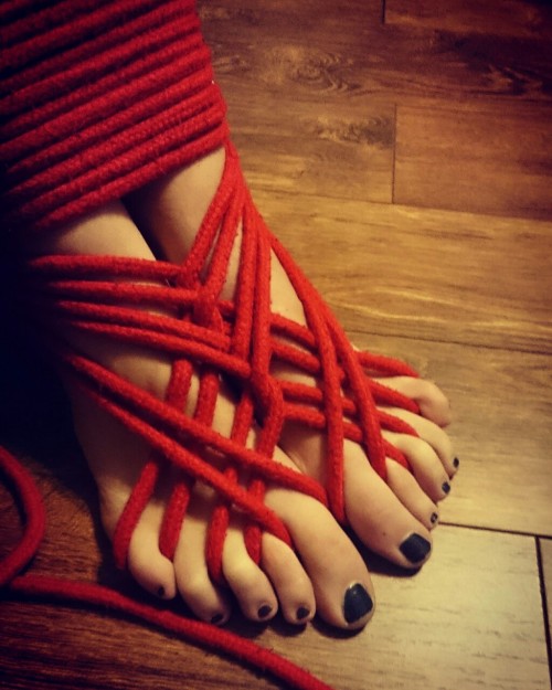 itanku: tieduptee:  Tried out a little foot bondage tonight ❤  @tieduptee - Love this work…..