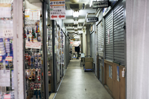 「日曜日の秋葉原」中古のフィルムカメラを探しに久しぶりの秋葉原この前参加した写真セミナーで何故かたくさんの人が持ってて気になり始めた多くの人が持っているものが欲しくなる悪い癖だあるにはあったけどあまり