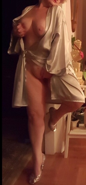 lookforalice:Satin always makes me feel sexy. I close my eyes and images are flashing before me. Can’t help but touch myself.