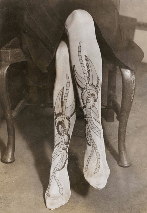 lumieredesroses: Photographe anonyme. Bas scorpionsÉtats-Unis, vers 1940. Tirage argentique d'époque
