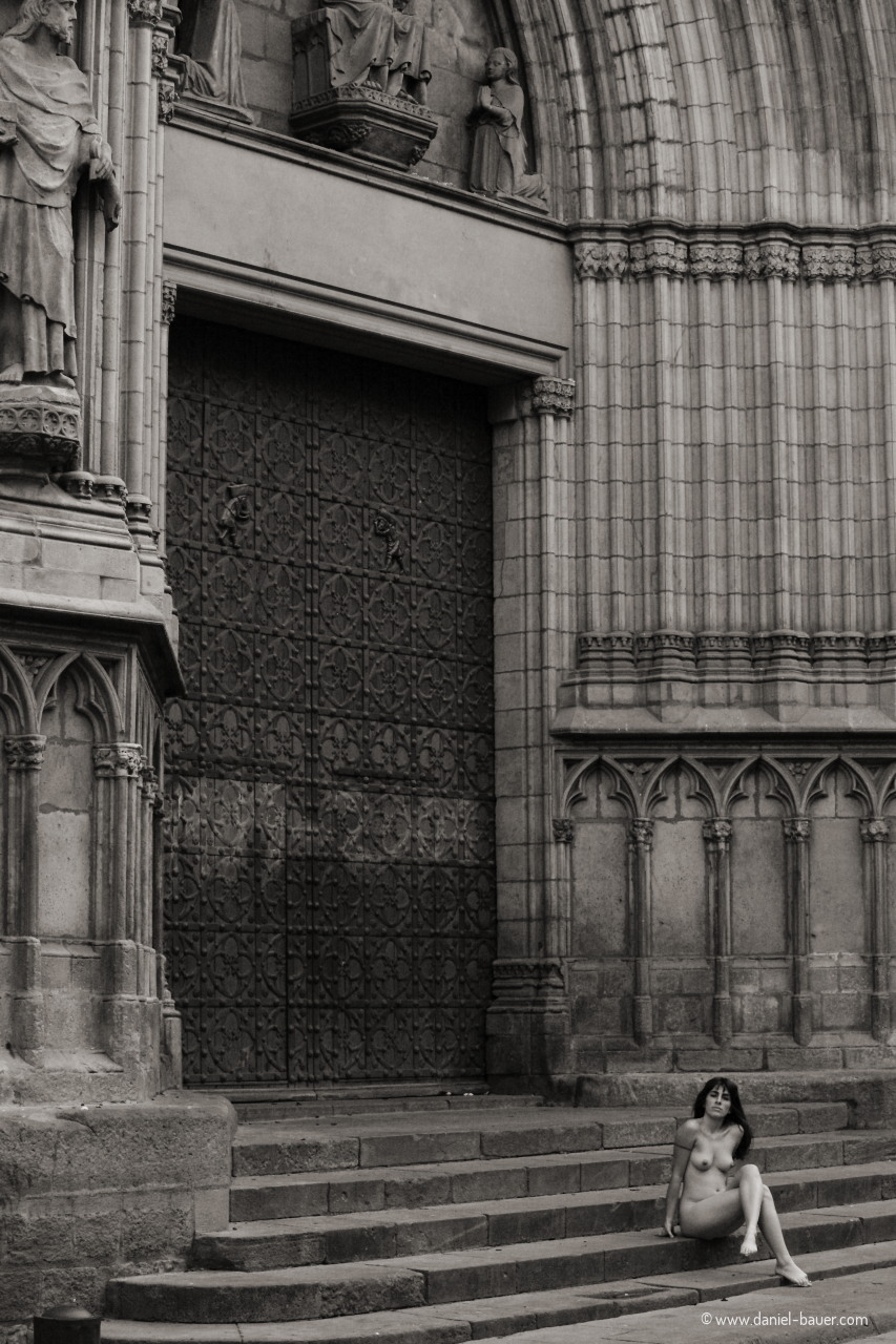 Maybe the church opens tonight? Nude in front of Santa Maria del Mar (&ldquo;the