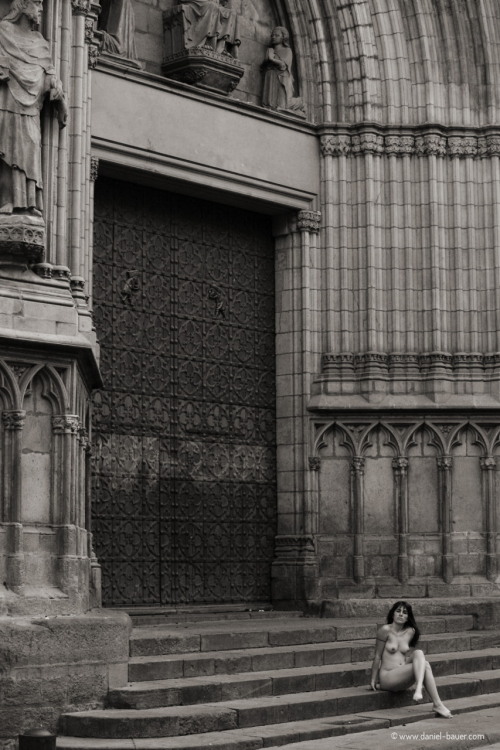 Maybe the church opens tonight? Nude in front of Santa Maria del Mar (&ldquo;the cathedral of the se