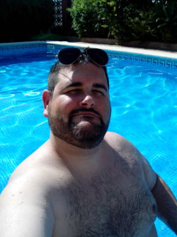 menzapping:  sorry for another selfie, but I love being in the pool :D