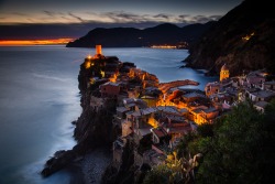 sapphire1707:  A night in Vernazza | by PeteBondurant | http://ift.tt/1z8ZhRn