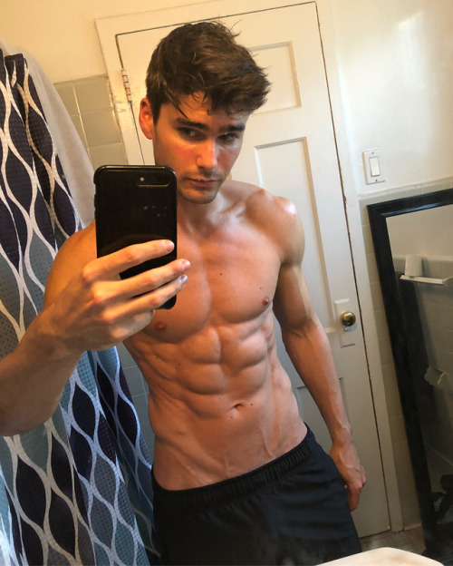 portaavions: Charlie Matthews