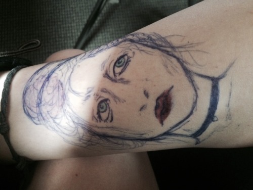 rollin-stoners:  Drew a sad babe on my leg in class
